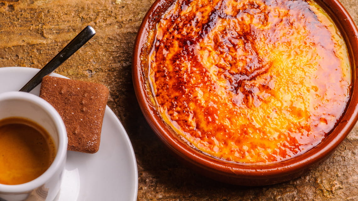 La crema catalana si cuoce sul fuoco e si serve fredda, con zucchero bruciato al momento
