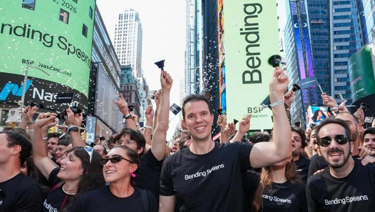 Luca Ferrari e il team Bending Spoons al Nasdaq il giorno della quotazione.