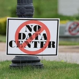 L’IA ha fame di data center (cioè energia e acqua). E i cittadini iniziano a dire no