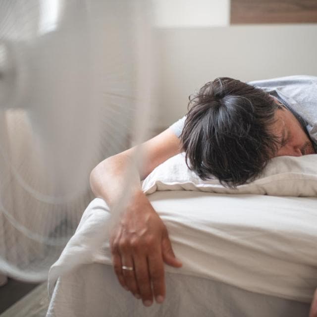 Notti afose e temperature record, ogni giorno perdiamo 15 minuti di sonno. I consigli per dormire