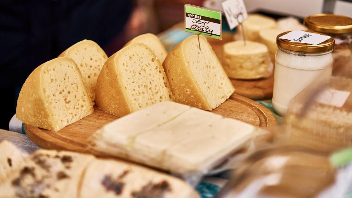 Formaggi tipici in un mercato di Cracovia