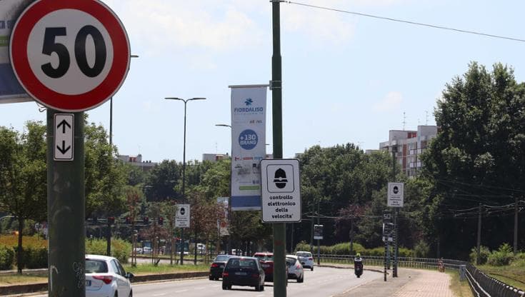 Milano - Cartelli stradali in Via dei missaglia, autovelox e telecamere per multe eccesso di velocita', limite di velocita' 50 km/h (Milano - 2021-06-29, Francesco Rossi) p.s. la foto e' utilizzabile nel rispetto del contesto in cui e' stata scattata, e senza intento diffamatorio del decoro delle persone rappresentate