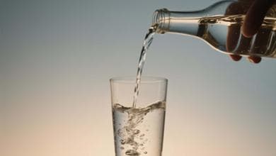 Bere acqua durante i pasti non aiuta a mangiare meno