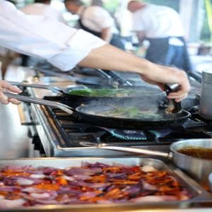 E nella “sagra più stellata d’Italia”, folklore e fine dining vanno a braccetto