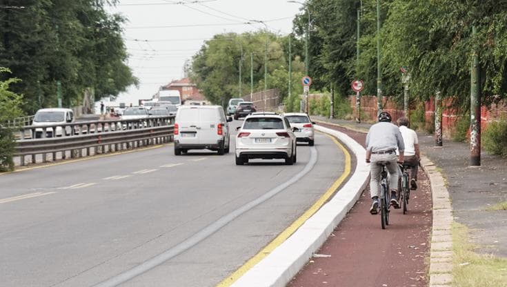 IPA86200332 - MILANO, 29/06/2026 - Primo giorno di apertura della nuova pista ciclabile di viale Monte Ceneri che dal cavalcavia bacula porta piazzale Lugano oggetto di numerose polemiche da parte di cittadini e automobilisti.