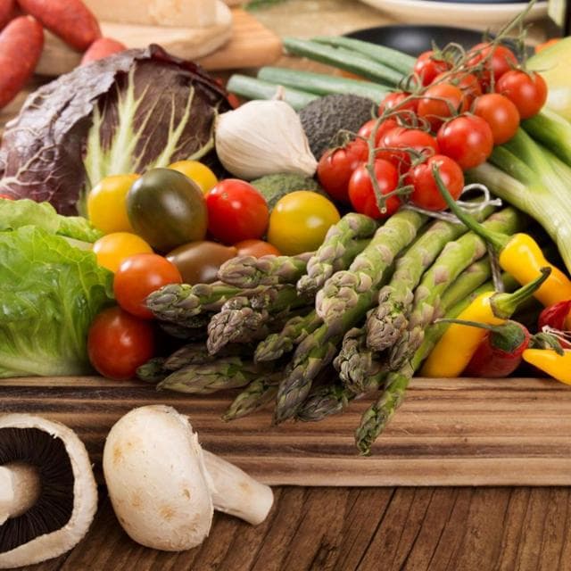 Frutta, verdura, cibi integrali, legumi: così cala il rischio ictus e infarto dopo la menopausa