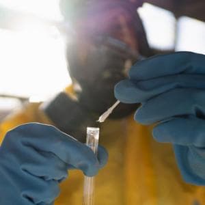Centinaia di utenti hanno chiesto a ChatGpt come costruire bioarmi. Il problema è che l’IA risponde