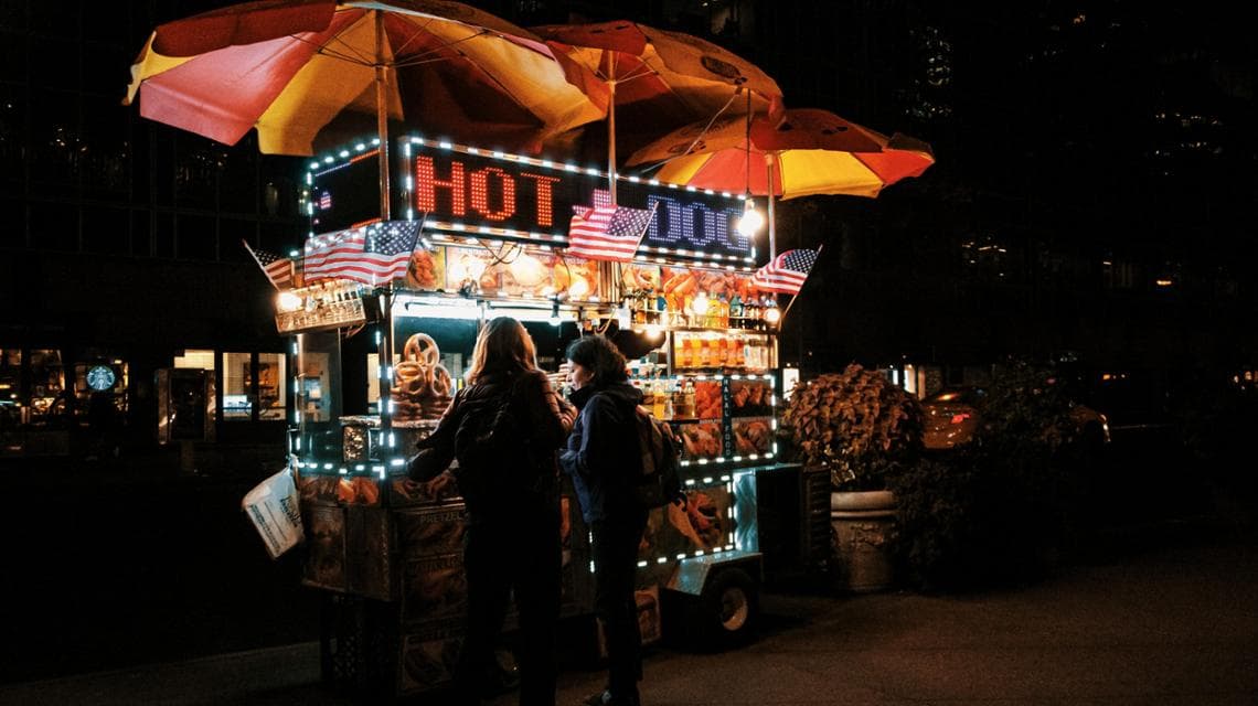 Un venditore ambulante di hot dog a New York