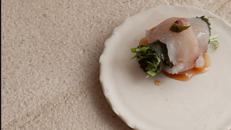 Il ristorante di Parigi dove la cucina diventa un romanzo da 15 portate e 10 posti