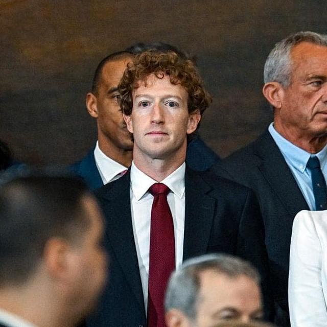 Zuckerberg difende i modelli cinesi e promette un’IA per tutti. Ma la sua è una lotta per il potere