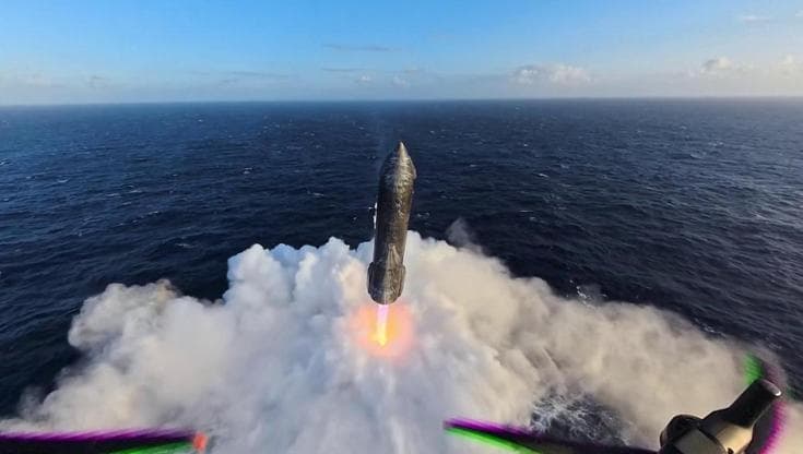 SpaceX, l&rsquo;ammaraggio di Starship nell&rsquo;Oceano Indiano visto dal drone sembra un videogame