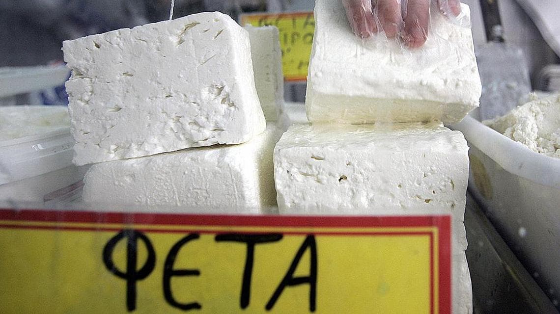 Un banco di Feta al mercato ad Atene (ARIS MESSINIS/AFP via Getty Images)