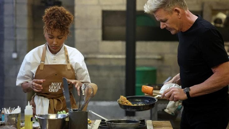 Gordon Ramsay cucina durante un programma tv
