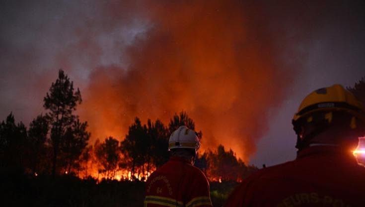 Emergenza incendi, un mondo invaso dal fumo