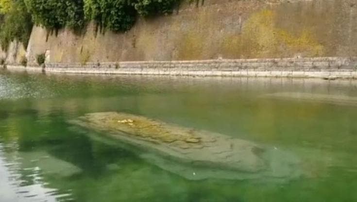 I resti di un ponte medioevale riemergono da un fiume in Veneto a causa della siccità