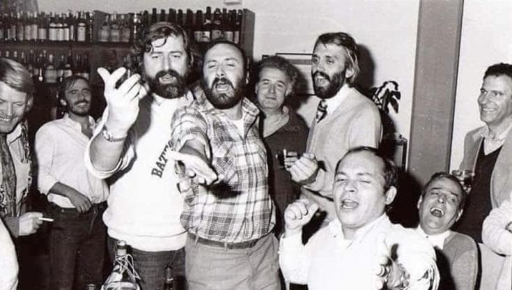 Francesco Guccini in osteria con Carlo Petrini