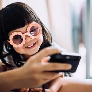 Cosa fare sotto l’ombrellone se il bimbo fa un capriccio per giocare con lo Smartphone