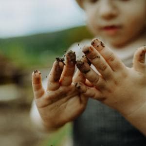 “Bambini sporcatevi, così si rinforza il sistema immunitario”, ma è davvero così?