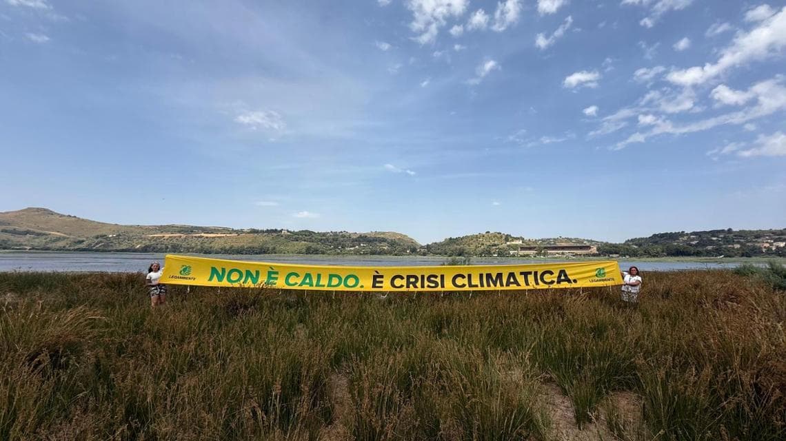 Gli attivisti di Legambiente nella zona del lago di Pergusa in Sicilia