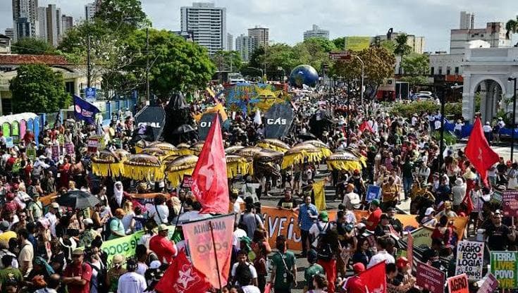 Attivisti provenienti da tutto il mondo manifestano a Belém durante l'ultima Cop30