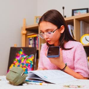 OpenAI lancia ChatGpt per gli adolescenti: stima dell’età, più filtri e avvisi ai genitori