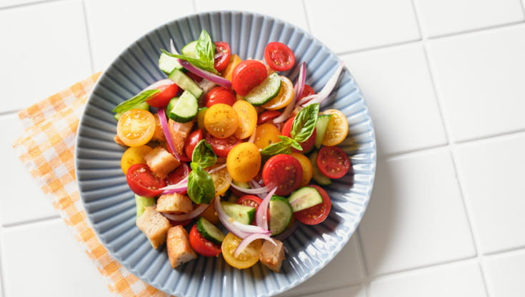 La ricetta perfetta della panzanella toscana (con pane croccante)