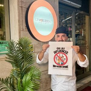 “Qui gli Influencer non possono entrare”: il pizzaiolo accende il caso