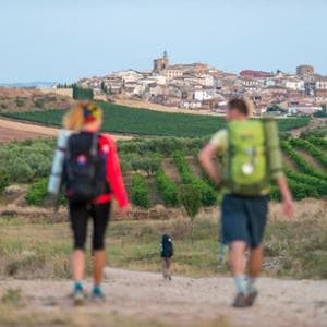 Zaino in spalla ma non solo, 8 consigli per affrontare Santiago di Compostela e gli altri cammini