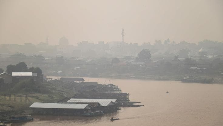 L'Indonesia colpita dalla siccità e dai fumi degli incendi