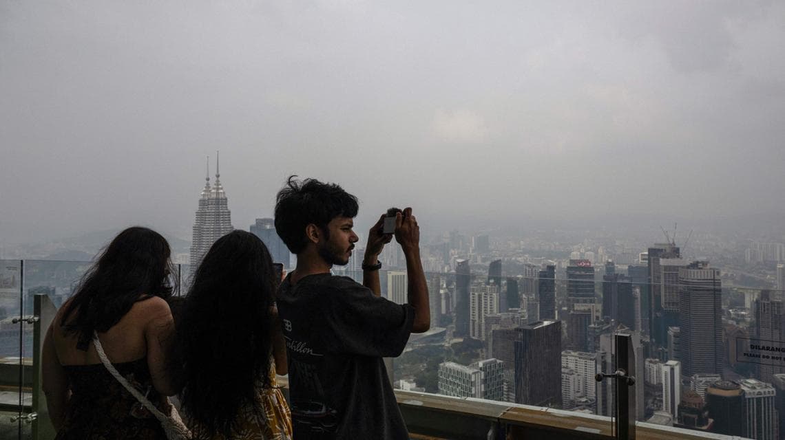 Il cielo di Kuala Lampur coperto dallo smog e dai fumi dei roghi estesi in Malesia