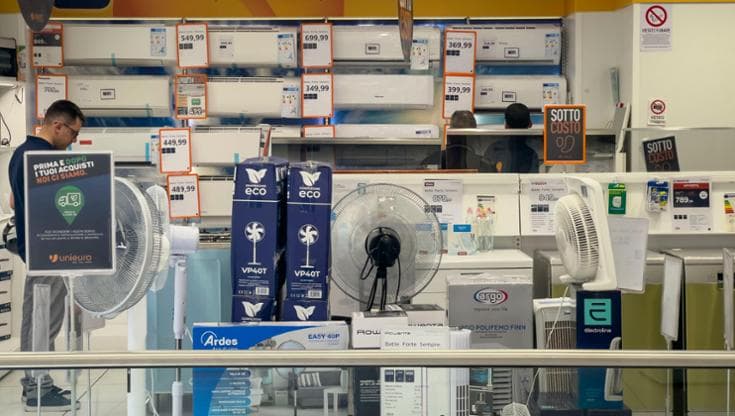 - NAPOLI  25 LUG  2023 -  A causa dell'emergenza caldo boom di vendite di condizionatori e ventilatori.....