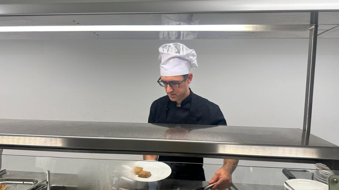 Il cuoco della mensa Nicola Gasparini (foto: E. Dragotto)