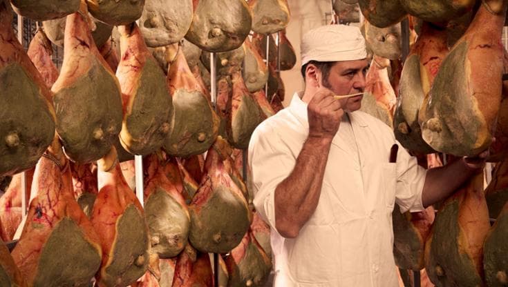 Tra brindisi con la birra e taglieri di prosciutto, l’Italia del gusto in piazza