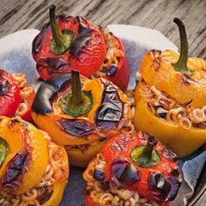 La ricetta perfetta dei peperoni ripieni di pasta con melanzane e caciocavallo