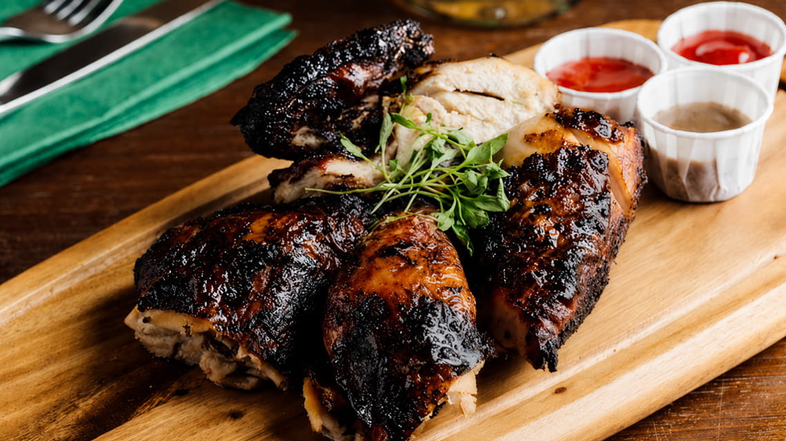 Il jerk chicken al Jerk Shack Restaurant