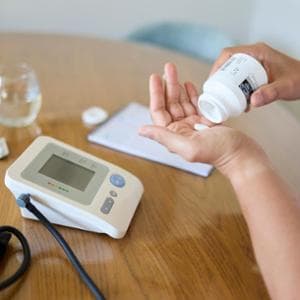 Pressione alta, non dimenticate le terapie: saltarle aumenta il rischio di infarto e ictus