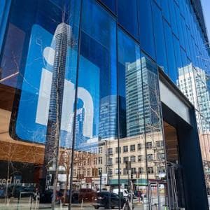 LinkedIn: oltre un milione di utenti segnala l’AI slop, ma i criteri restano opachi