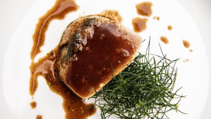Alalunga affumicata, finocchietto selvatico, fondo bruno di pesce