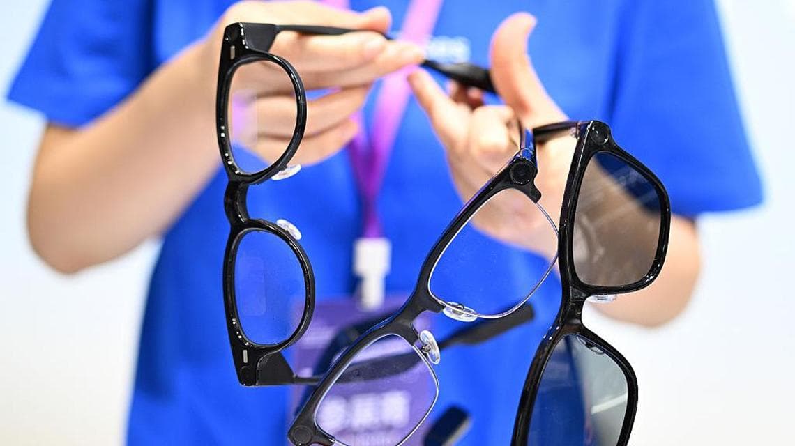 Alcuni modelli di smart glasses all'AI Terminal Industry Expo 2026