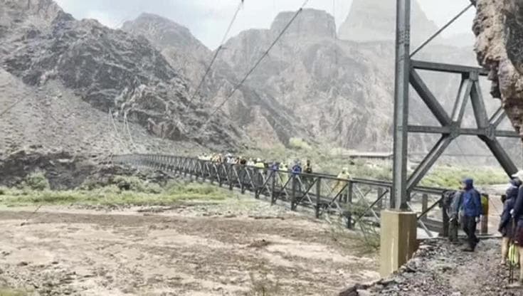 Un fiume di fango e detriti attraversa il Grand Canyon dopo l'alluvione
