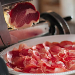 Dalla Bassa alla tavola di re Carlo III: viaggio nel regno del culatello