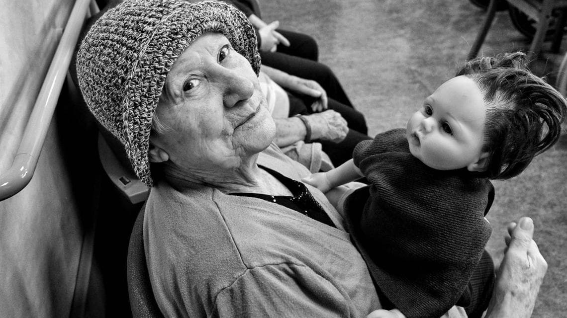 Una paziente con una bambola (foto Marianna Sambiase)