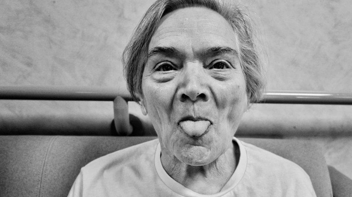 Una paziente scherza con la fotografa (foto Marianna Sambiase)