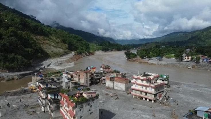 Il Nepal devastato dall'inondazione. Cnr: "Fragile equilibrio tra clima e ghiacciai"