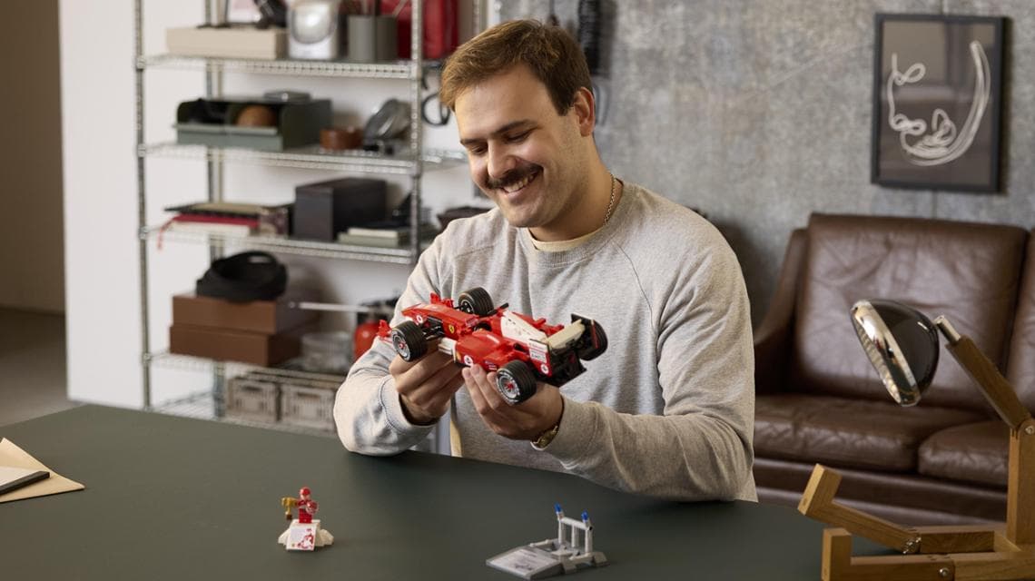 Pedro Cabral con il set LEGO che replica la Ferrari F2004
