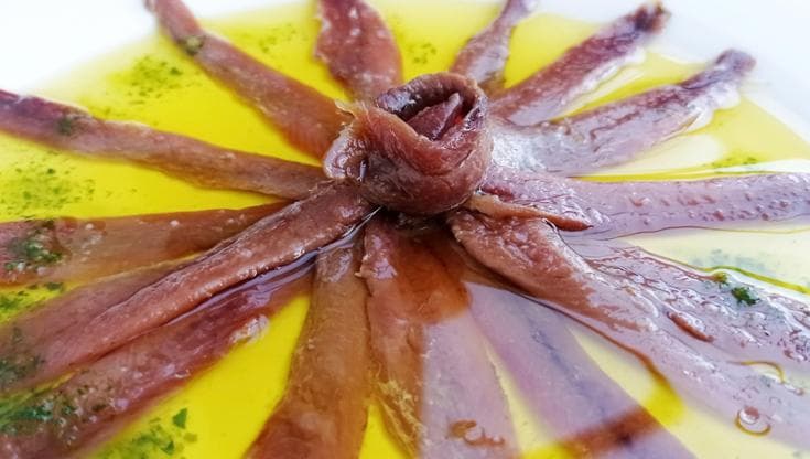 Il mare sempre in dispensa: le migliori alici sott’olio (al supermercato e artigianali)