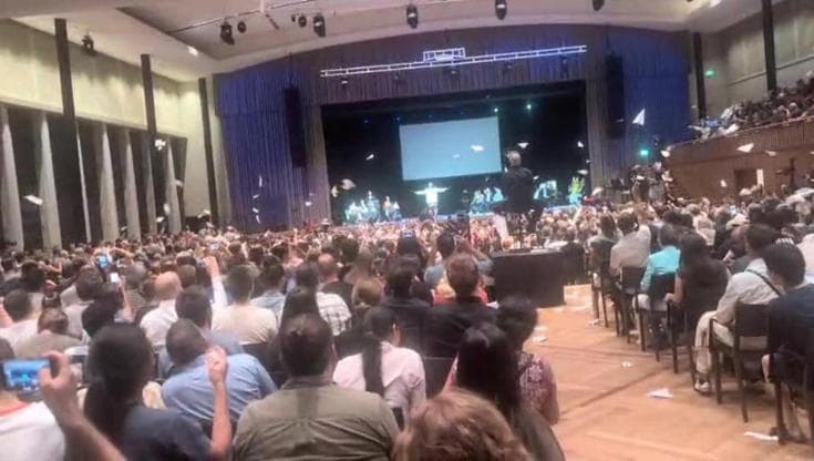 IgNobel 2026, il lancio degli aeroplanini tra gli scienziati