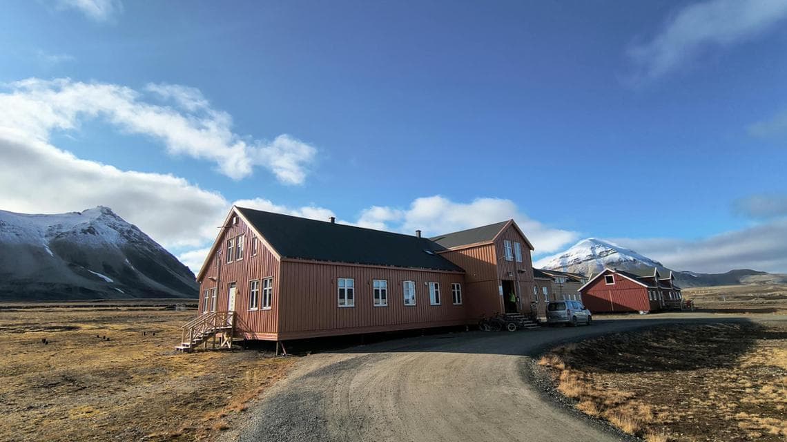 Le plastiche raggiungono laghi e torrenti delle isole Svalbard con il vento, con le correnti marine, direttamente abbandonate, o perse, dall’uomo. (foto: Jacopo Pasotti - @jacopaso)