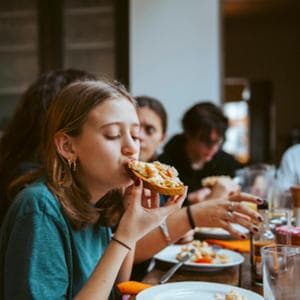 Jet-lag a tavola: cambiare orari dei pasti nel weekend aumenta il rischio infarto e non solo