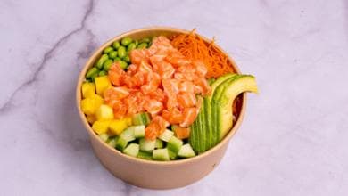 Poke, così 80 anni fa il piatto dei pescatori hawaiani è diventato un fenomeno da fast food